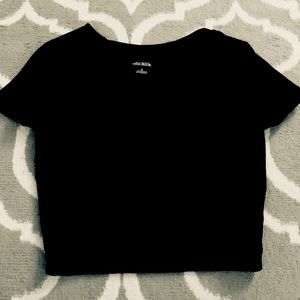 Cropped black v-neck shirt